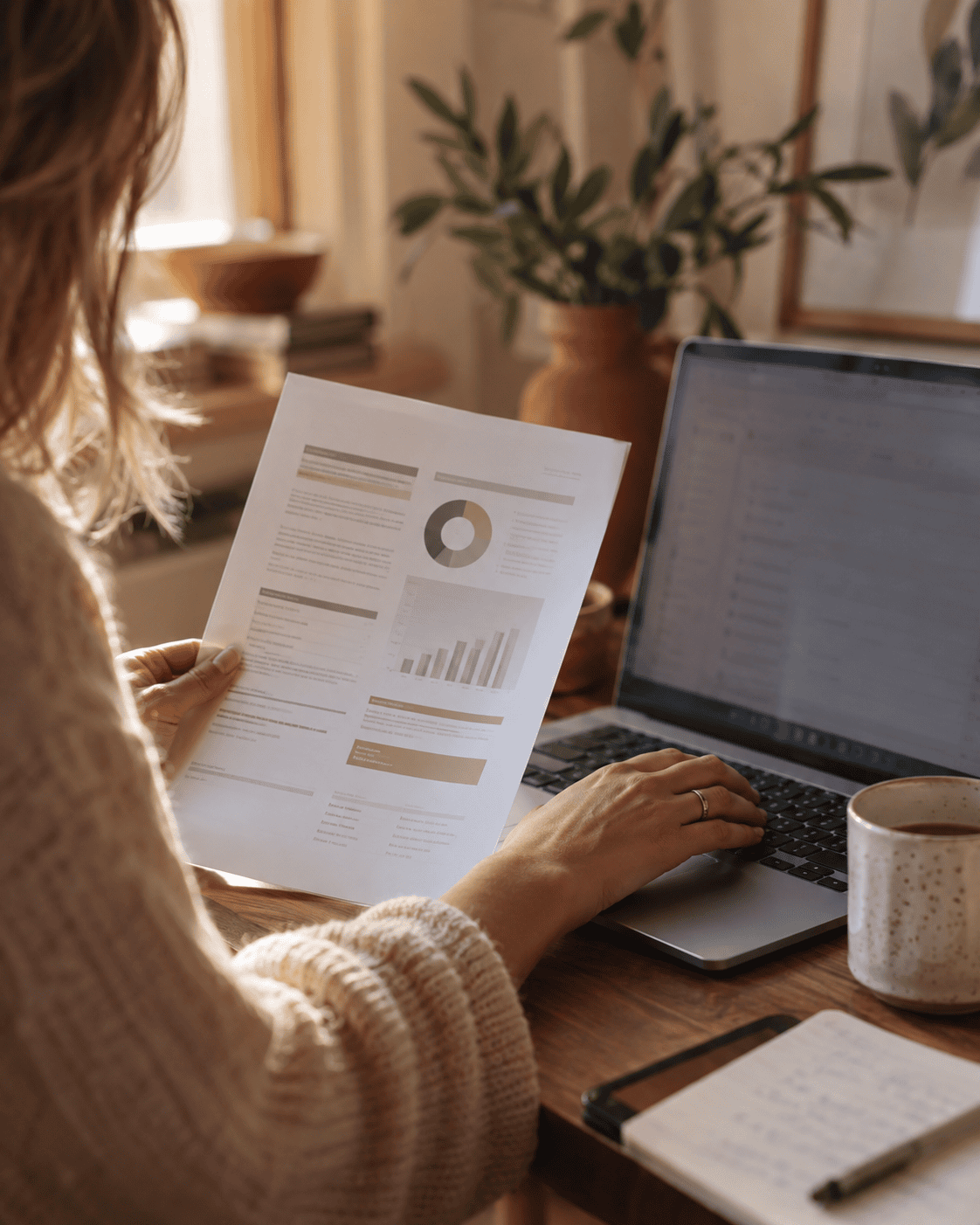 Femme vérifiant son dossier retraite sur ordinateur portable avec des documents détaillant le calcul de sa pension